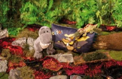 Nici 48816 Dinosaurier Tony-Rex 45cm Stehend Plüsch Kuscheltier Dino T-Rex GREEN -Nici 48810 13 48819 Milieu 2048x1331 3